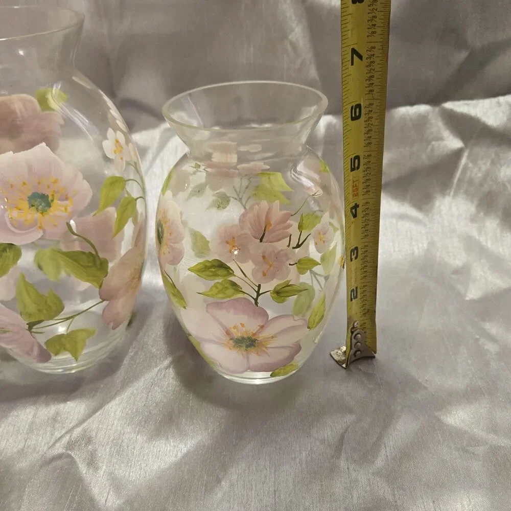 GLASS VASE HAND PAINTED BEE WITH DOGWOOD FLOWERS - Picture 6 of 7